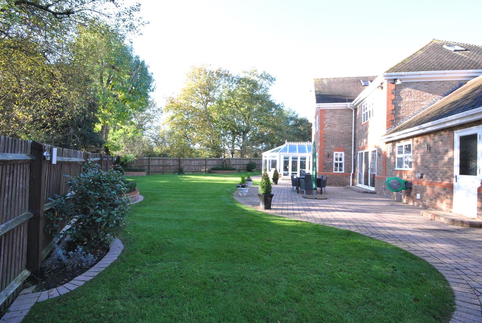 6 Bedrooms, House - Detached